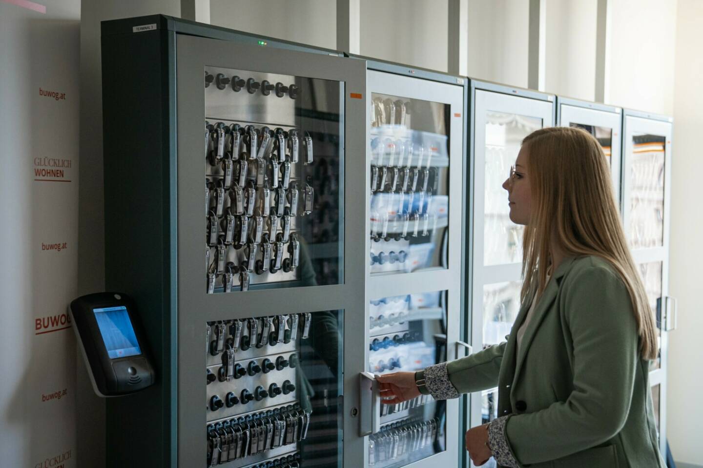 Im Sommer dieses Jahres wurde für den BUWOG-Bestand in Wien ein digitales Schlüsselmanagement implementiert. Mit der Lösung von ESSECCA hat man ein flexibles, sicheres und verlässliches System gefunden, das individuell auf die Bedürfnisse der BUWOG zugeschnitten ist. Für die Aufbewahrung der Schlüssel kommen Schlüsselschränke zum Einsatz, die über elektronische Terminals bedient werden. 
© ESSECCA/rkmedia
