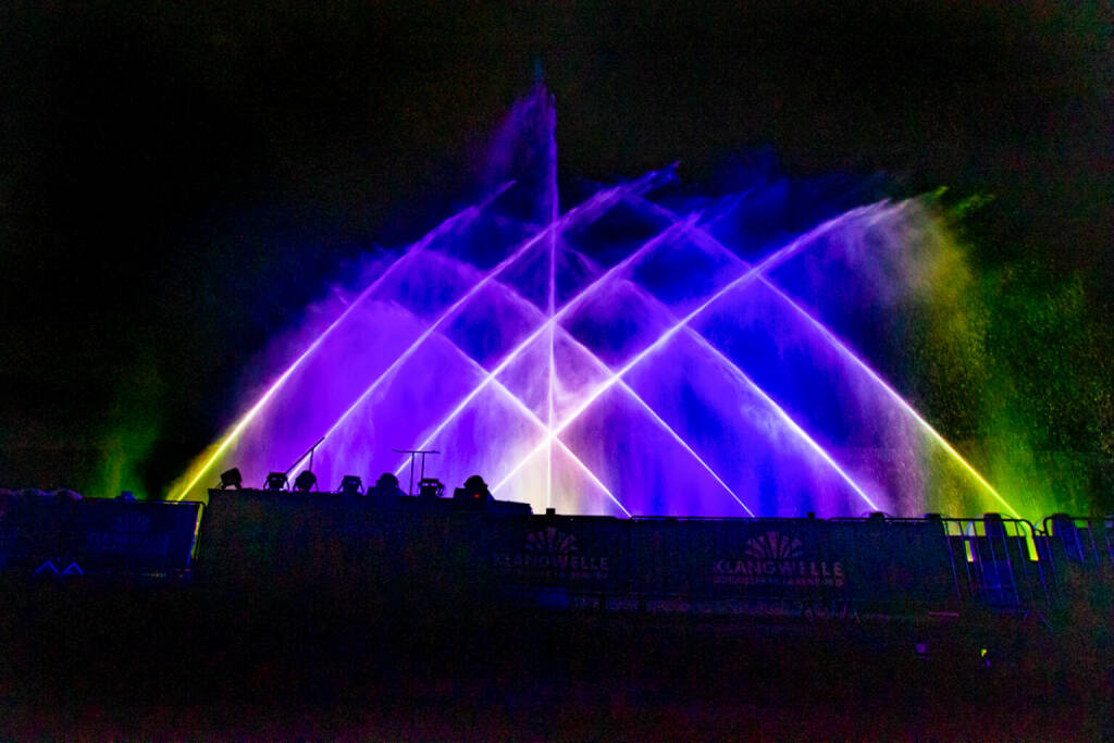 Klangwelle Laxenburg: An 12 Veranstaltungsabenden von 18. August bis 04. September lässt die Klangwelle mit der neuen Show COLOURS im Schlosspark Laxenburg die Besucher in eine magische Welt voller Licht, Feuer, Wasser und Musik eintauchen; Fotocredit: Klangwelle Laxenburg (12.08.2022) 