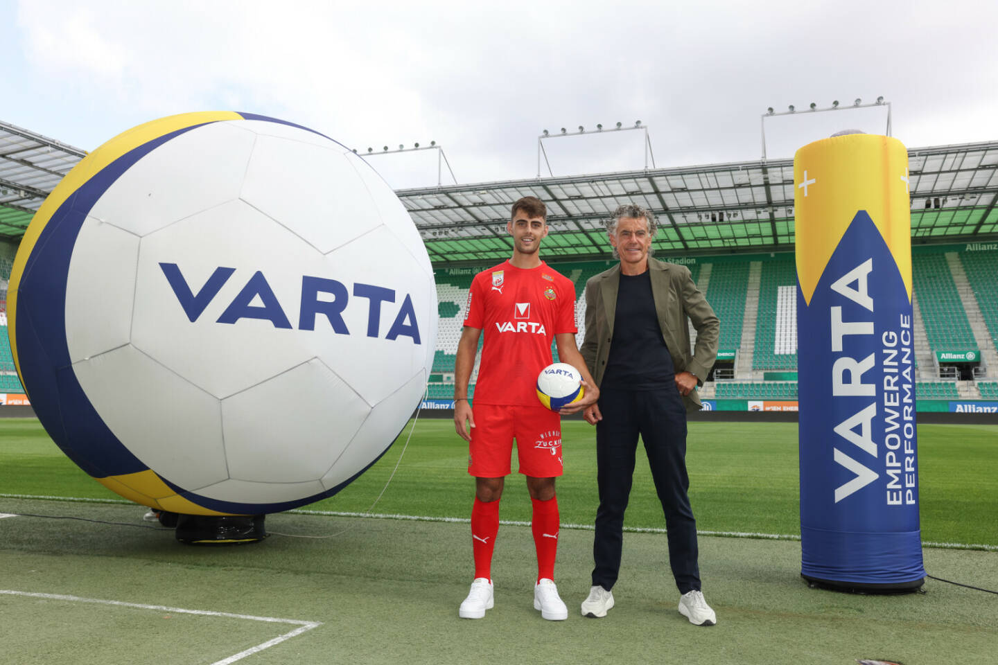 VARTA und der SK Rapid Wien bringen mit neuem VARTA-Rookie jüngste Fußball-Talente der Kampfmannschaft ins Rampenlicht, im Bild: Niklas Hedl & Michael Tojner (Montana Tech Components), Copyright: Montana Tech Components/Katharina Schiffl