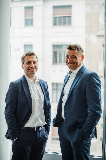 Seit 1. Juli 2022 ist Sven Glöckner CFO der A-Trust GmbH. CEO Markus Vesely steht damit ein ausgewiesener Fachmann für Innovationsmanagement und Strategieentwicklung in der IT-Branche zur Seite. Bild: Markus Vesely, CEO (li), und Sven Glöckner, CFO von A-Trust; © Mat Stefanic, Studio MATPHOTO (29.08.2022) 