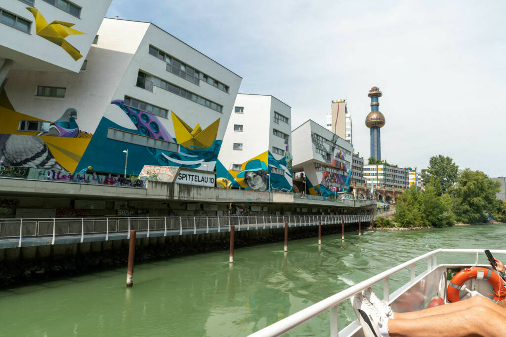 DDSG Blue Danube Schiffahrt GmbH: Street Art River Cruise startet mit Kick Off Fahrt am Donaukanal,; vom DDSG Blue Danube Schiff aus, können jeden Sonntag die Graffitis am Wiener Donaukanal bewundert und Wissenswertes dazu erfahren werden. Fotocredit:DDSG Blue Danube / Kurt Patzak (30.08.2022) 