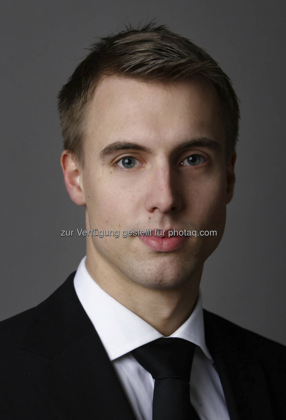 Klaus Ofner (30), der seit Juni 2011 für Wienerberger tätig ist, wird in seiner neuen Funktion als Head of Investor Relations für alle Belange der Kommunikation mit Aktionären, Investoren, Analysten und anderen Interessensgruppen des Kapitalmarkts zuständig sein. Davor war er mehr als vier Jahre als Aktienanalyst für die Raiffeisen Centrobank tätig, wo er sich als Sektorspezialist für Bau- und Baustoffunternehmen vorwiegend mit Industriewerten der Region Zentral-Osteuropa befasste. (c) Aussendung

