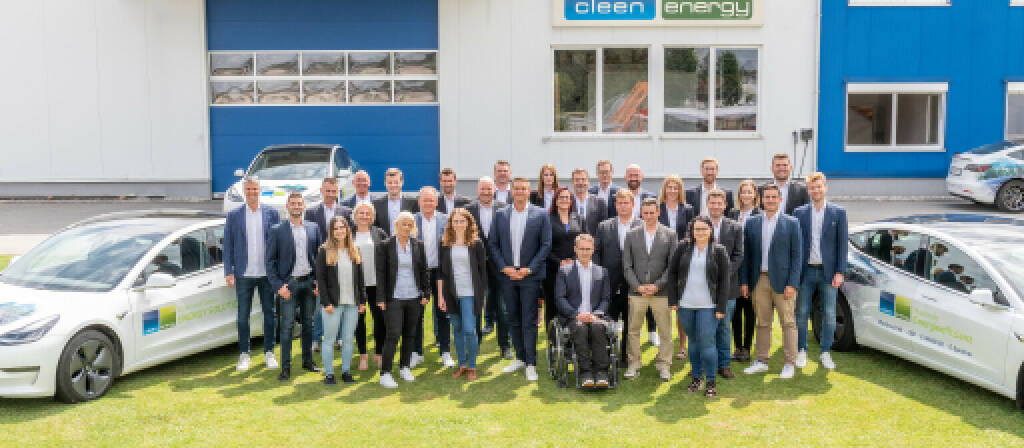 Cleen Energy: Die Betriebsleistung (Umsatz plus halbfertige Anlagen) stieg im Vergleich zu 2020 um rund 110% auf 12,93 Mio. Euro. im Bild: Das Cleen Energy Team, Credit: Cleen Energy AG, © Aussender (08.09.2022)