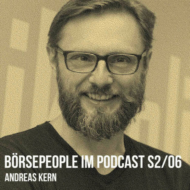 https://open.spotify.com/episode/5wD9ChNfHMnVBkjbK1aUaC
Börsepeople im Podcast S2/06: Andreas Kern - <p>Andreas Kern feiert dieser Tage mit Europas führender Social Trading Plattform wikifolio.com den 10. Geburtstag, Zahlen dazu sind 40 Mrd. Handelsvolumen oder 9000 investierbare wikifolios. Ich habe den Mann, der Bart trägt, bis die Firma 1 Mrd. Euro wert ist,  ca. ein Jahr vor dem Going live von wikifolio kennengelernt und wir hatten uns u.a. über eine aufsichtsrechtliche Einschätzung unterhalten. Kurz nach Launch war ich mit „Stockpicking Österreich“ einer der ersten wikifolio-Trader in Österreich und das wiki gibt es immer noch, zählt zu den besten 5 Prozent. Mit Andreas plaudere ich aber auch ausführlich über die Zeit vor wikifolio mit Phasen des Erfolgs, aber auch des Scheiterns. Stationen des Sportfreaks waren auch Big Player wie One oder Pay Box Bank. Und selbst gegegründet hat der gute Andreas immer schon gerne.</p><br/><p>http://www.wikifolio.com</p><br/><p>About: Die Serie Börsepeople findet im Rahmen von http://www.christian-drastil.com/podcast statt. Es handelt sich dabei um typische Personality- und Werdegang-Gespräche. Die Season 2 umfasst unter dem Motto „22 Börsepeople“ erneut 22 Podcast-Talks, divers zusammengesetzt. Presenter der Season 2 ist die Baader Bank ( <a href=https://www.baaderbank.de rel=nofollow>https://www.baaderbank.de</a> ).</p><br/><p>Bewertungen bei Apple (oder auch Sp otify) machen mir Freude: <a href=https://podcasts.apple.com/at/podcast/christian-drastil-wiener-börse-sport-musik-und-mehr-my-life/id1484919130 rel=nofollow>https://podcasts.apple.com/at/podcast/christian-drastil-wiener-börse-sport-musik-und-mehr-my-life/id1484919130</a> .</p> (14.09.2022) 