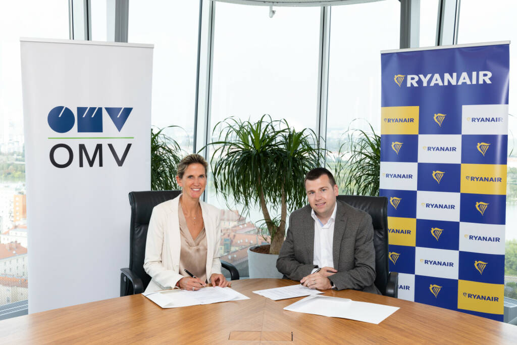 OMV liefert nachhaltigen Flugzeugtreibstoff an Ryanair: Unterzeichnung der Absichtserklärung in Wien – Nina Marczell, OMV und Thomas Fowler, Ryanair
© OMV, © Aussendung (14.09.2022) 