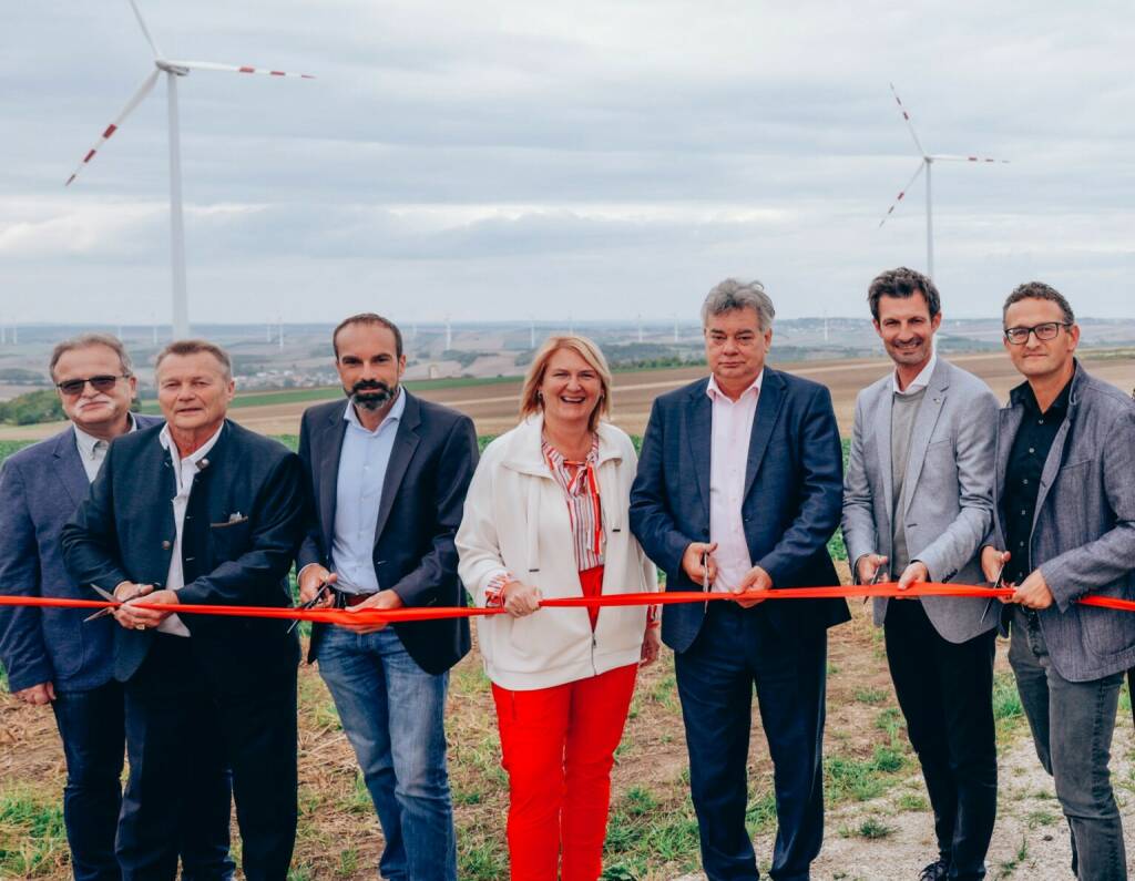 Windkraft Simonsfeld AG: „Ang‘steckt is: Windkraft Simonsfeld eröffnet Windpark Prinzendorf mit Bundesminister Werner Kogler und über 1.000 Besucher*innen, v.l.nr: Josef Höller (Vizebürgermeister Hauskirchen), Helmut Arzt (Bürgermeister Hauskirchen), Markus Winter (Techn. Vorstand Windkraft Simonsfeld), Helga Krismer (Abg.z.NÖ Ltg.), Vizekanzler Werner Kogler, Rene Lobner (Abg.z.NÖ Ltg.), Alexander Hochauer (Finanzvorstand Windkraft Simonsfeld), Fotocredit:(c) Martin Krachler (19.09.2022) 