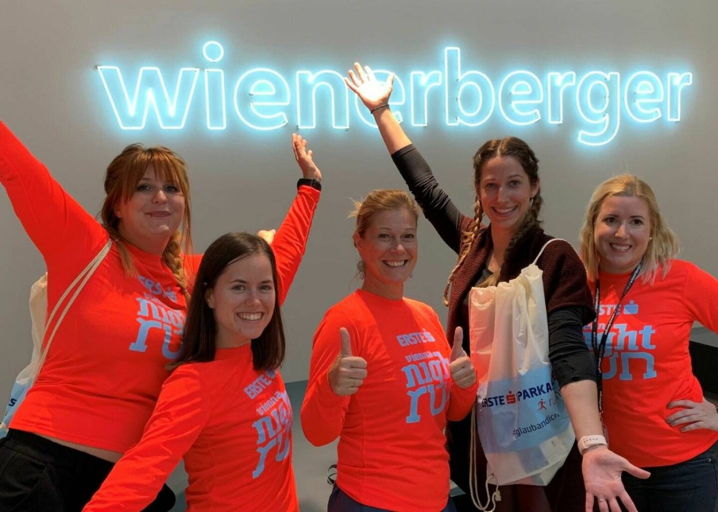 Claudia Hajdinyak und ein Teil des Wienerberger Teams beim Erste Bank Vienna Night Run 2022 