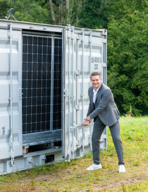 Cleen Energy: PV-Kraftwerk aus dem Container: Cleen PV-Box bringt Dynamik in die Energiewende, im Bild: CEO Lukas Scherzenlehner, Fotocredit: CLEEN Energy AG, © Aussender (22.09.2022) 