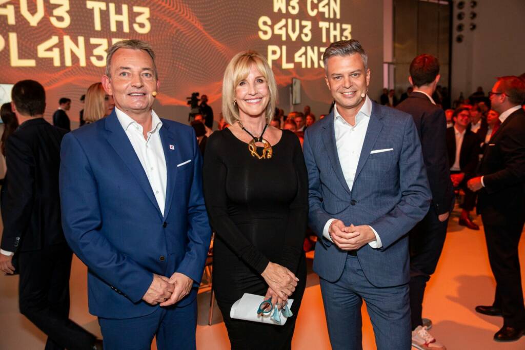 A1 Digital Life Summit mit Erin Brockovich: v.l.n.r.: A1 CEO Marcus Grausam. Erin Brockovich, A1 Group CEO Thomas Arnoldner; Credit: A1/APA Fotoservice Krisztian Juhasz (29.09.2022) 