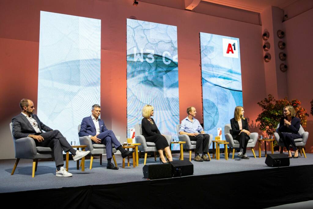 A1 Digital Life Summit mit Erin Brockovich, v.l.n.r.: Staatssekretär für Digitalisierung Florian Tursky, A1 Group CEO Thomas Arnoldner, Erin Brockovich, Prof. Charlie Wilson, Prof. Maren Urner, Nadja Bernhard,Credit: A1/APA Fotoservice Krisztian Juhasz) (29.09.2022) 