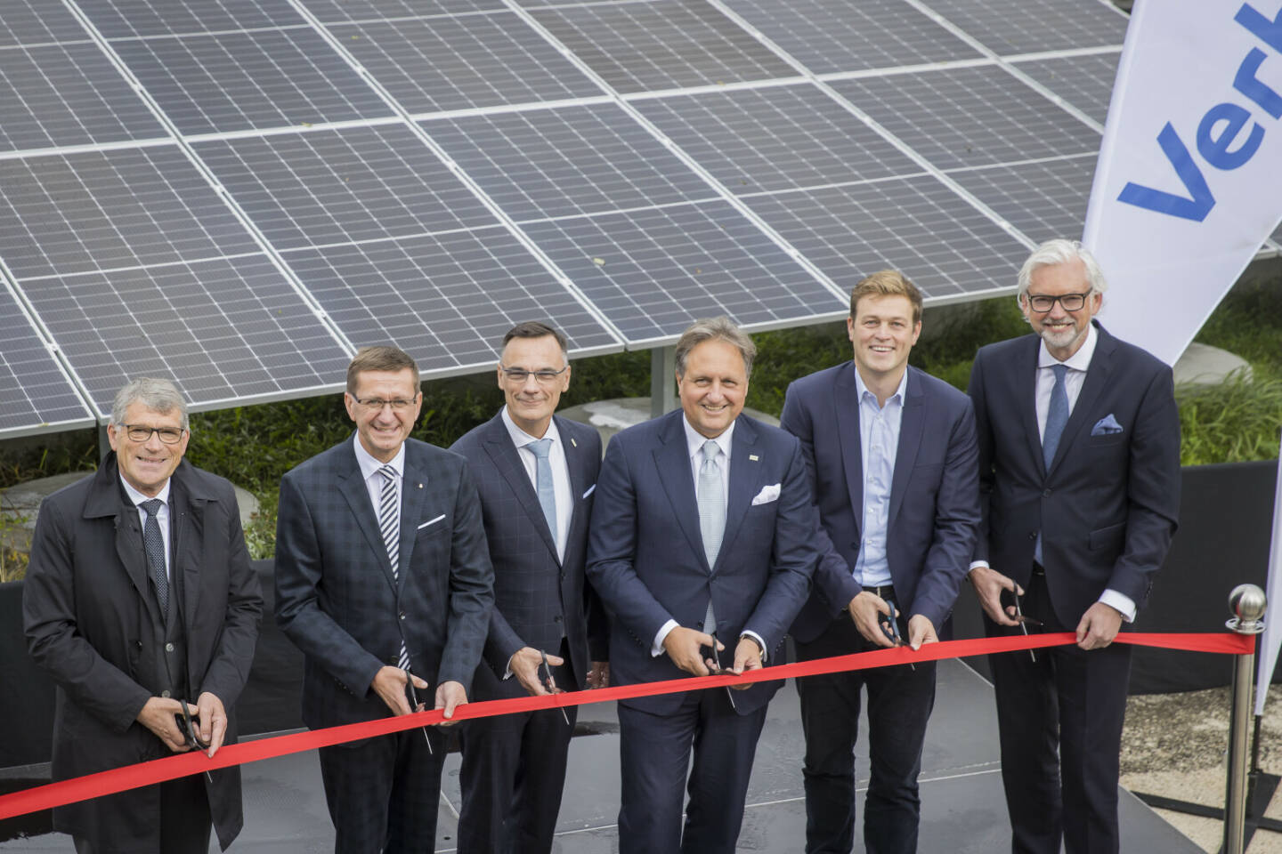 Lenzing  und Verbund haben heute die erste Ausbaustufe der größten Freiflächen-Photovoltaikanlage in Oberösterreich feierlich in Betrieb genommen. v.l.n.r.: Bürgermeister Rudolf Vogtenhuber (Lenzing), Landesrat Markus Achleitner (OÖ), CEO Stephan Sielaff (Lenzing), Chief Pulp Officer Christian Skilich (Lenzing), Landesrat Stefan Kaineder (OÖ), CEO Michael Strugl (VERBUND) Fotocredit:Lenzing AG/Neumayr/Leopold