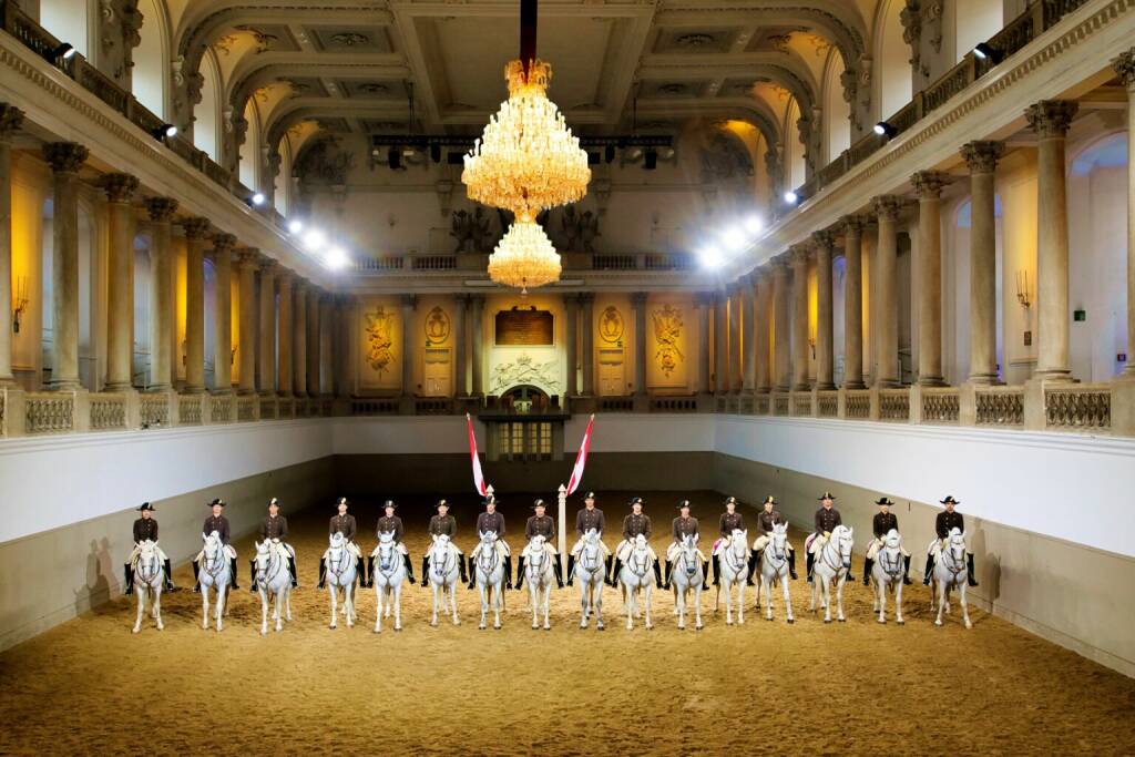 Das Team der Bereiterinnen und Bereiter und Lipizzaner der Spanischen Hofreitschule in der barocken Winterreitschule, Fotocredit:SRS/Rene van Bakel, © <a href=