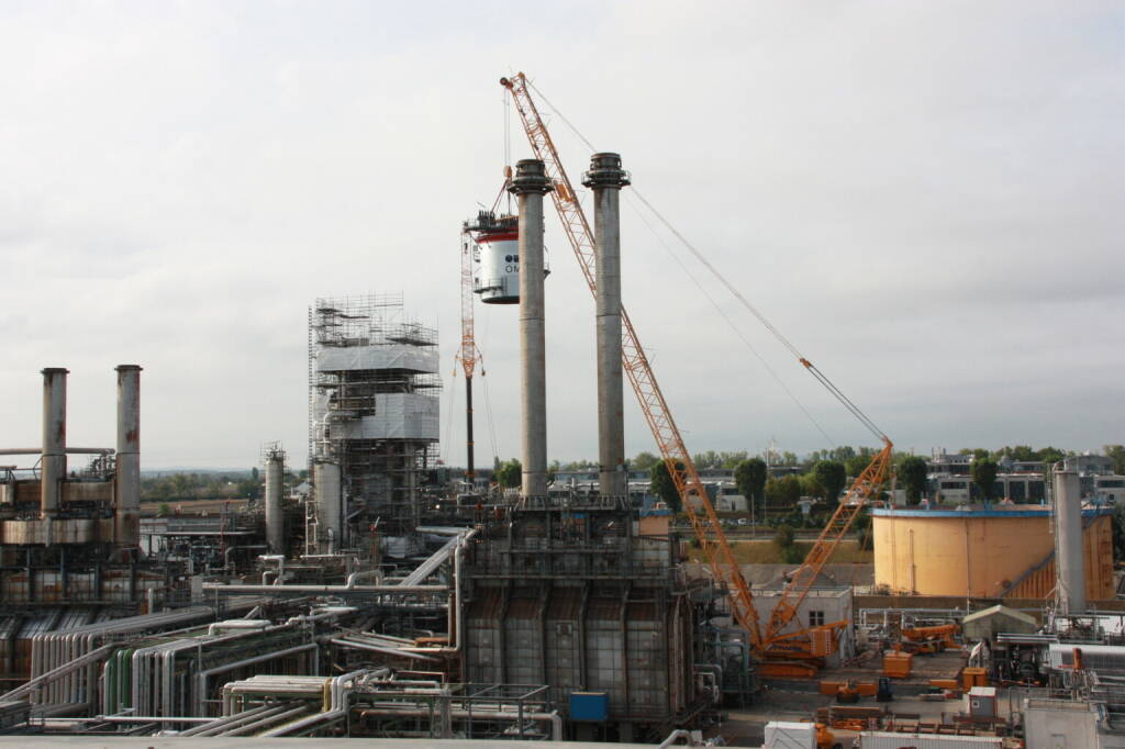 OMV Schwechat: Hub des Kolonnenkopfs im Zuge der Rückbauarbeiten © OMV, © Aussender (07.10.2022) 