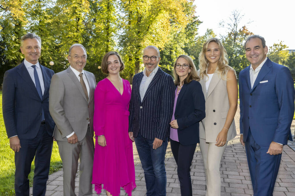 Forum Familienunternehmen / Bankhaus Spängler:Nahmen am „Generationengespräch“ am forum familienunternehmen teil (v.l.): Werner Zenz (Bankhaus Spängler), Peter und Helene Malata (W&H Dentalwerk Bürmoos), Martin Hagenstein (Salzburger Nachrichten), Daniela Scherrer (Bankhaus Spängler) sowie Valerie und Wolfgang Hillebrand (Hillebrand Bau). Bildquelle: Andreas Kolarik, © Aussender (10.10.2022) 