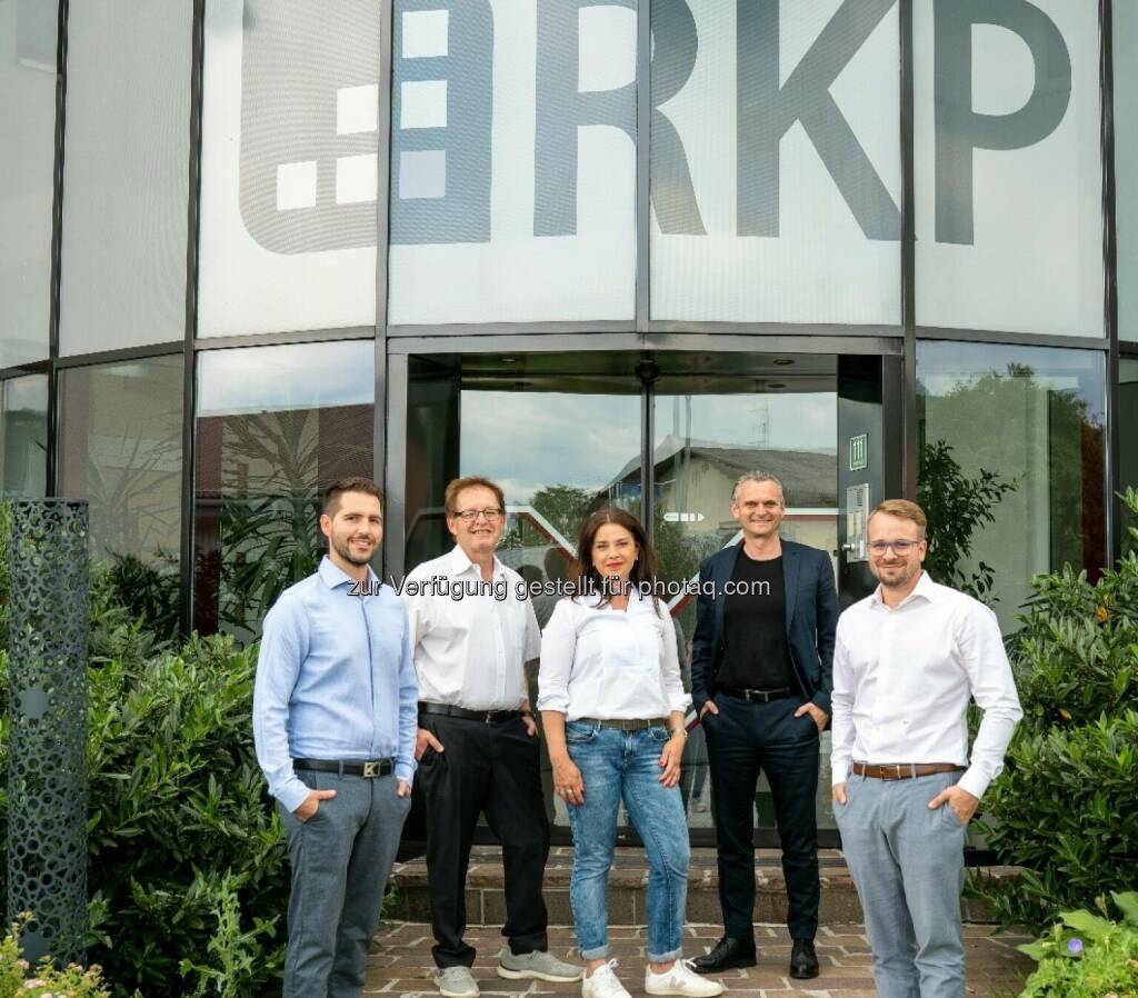 Die RKP InnoInvest GmbH ist eine neu gegründete Gesellschaft der RKP Gruppe mit Sitz in Hartberg und Wien. Ziel des Unternehmens ist die Unterstützung und Begleitung von Startups aus den Bereichen Food & Beverage, Technologie und Gesundheit. Bild: Markus Kerschbaumer, Franz Kerschbaumer, Michaela Hold, Franz Schnur, Hanspeter Prenner; Fotocredit:RKP/InnoInvest (12.10.2022) 