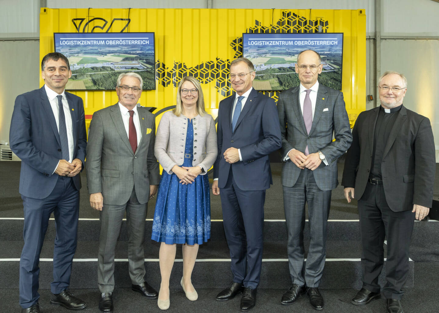 Eröffnung Post - Logistikzentrum Oberösterreich - Allhaming. Peter Umundum, Vorstandsdirektor für Paket & Logistik, Österreichische Post AG, Georg Pölzl, Generaldirektor, Österreichische Post AG,  Jutta Enzinger, Bürgermeisterin der Gemeinde Allhaming, Thomas Stelzer, Landeshauptmann des Landes Oberösterreich, Walter Oblin, Generaldirektor-Stellvertreter, Vorstand für Brief & Finanzen, Österreichische Post AG, Severin Lederhilger OPraem (© Österreichische Post AG); Foto: Post/Kolarik Andreas