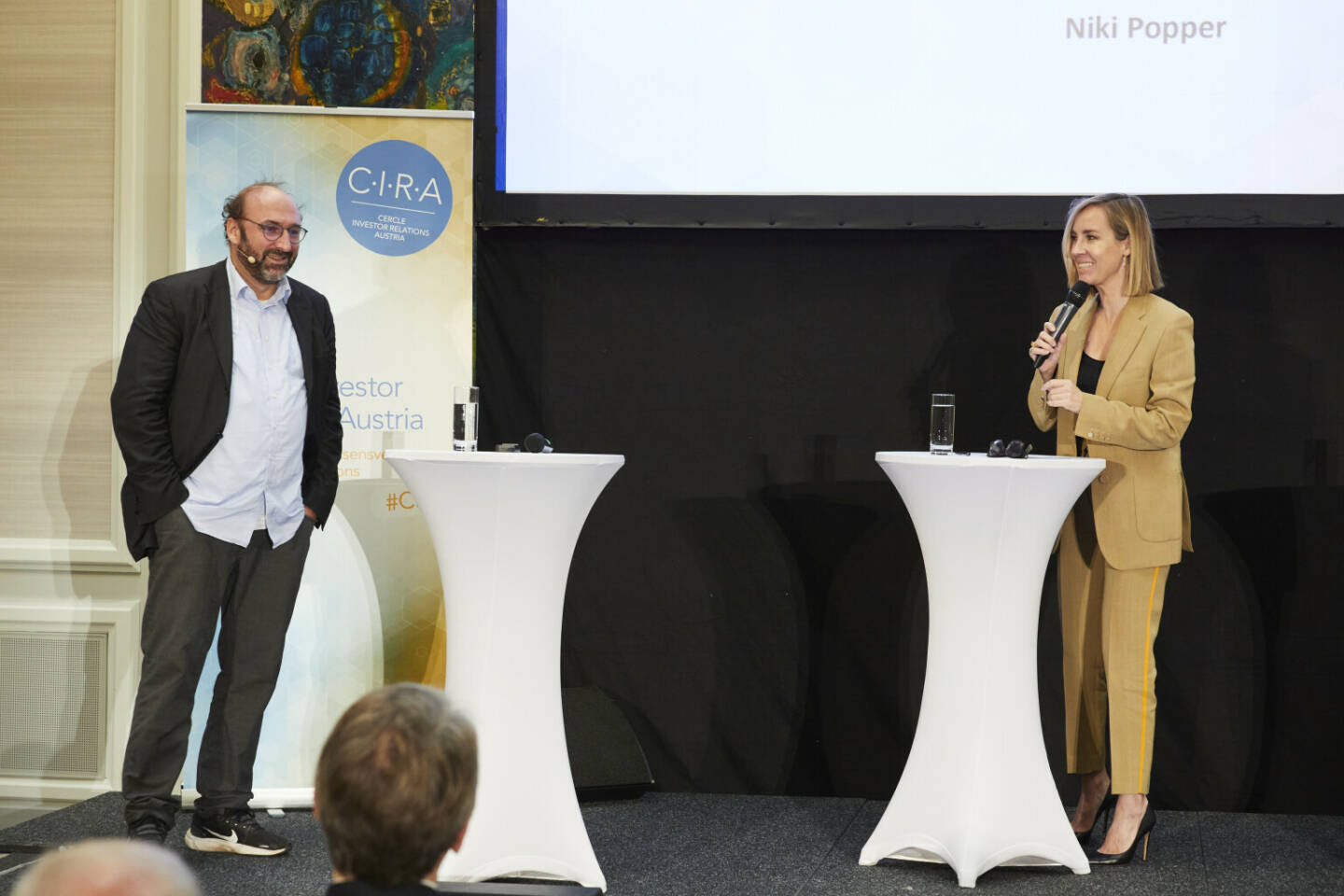 CIRA-Jahreskonferenz 2022: Simulationsforscher Niki Popper, Nadja Bernhard (ORF); Foto: CIRA - Cercle Investor Relations Austria/APA-Fotoservice/Tesarek
