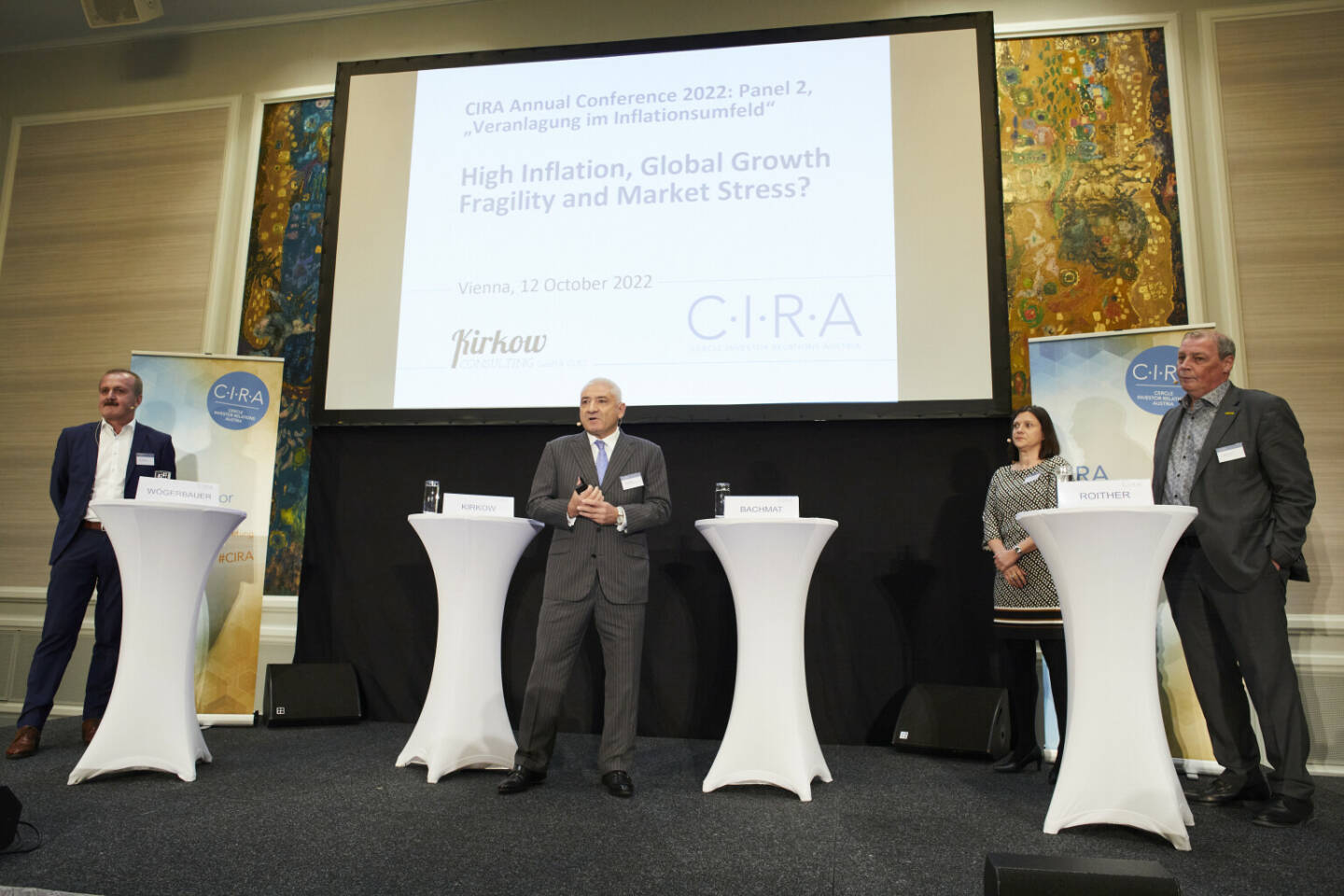 CIRA-Jahreskonferenz 2022, Veranlagung im Inflationsumfeld: Alois Wögerbauer
3 Banken Generali, Peter Kirkow Kirkow Consulting, Caroline Bachmat DJE Kapital AG; Hannes Roither Palfinger, Foto: CIRA - Cercle Investor Relations Austria/APA-Fotoservice/Tesarek
