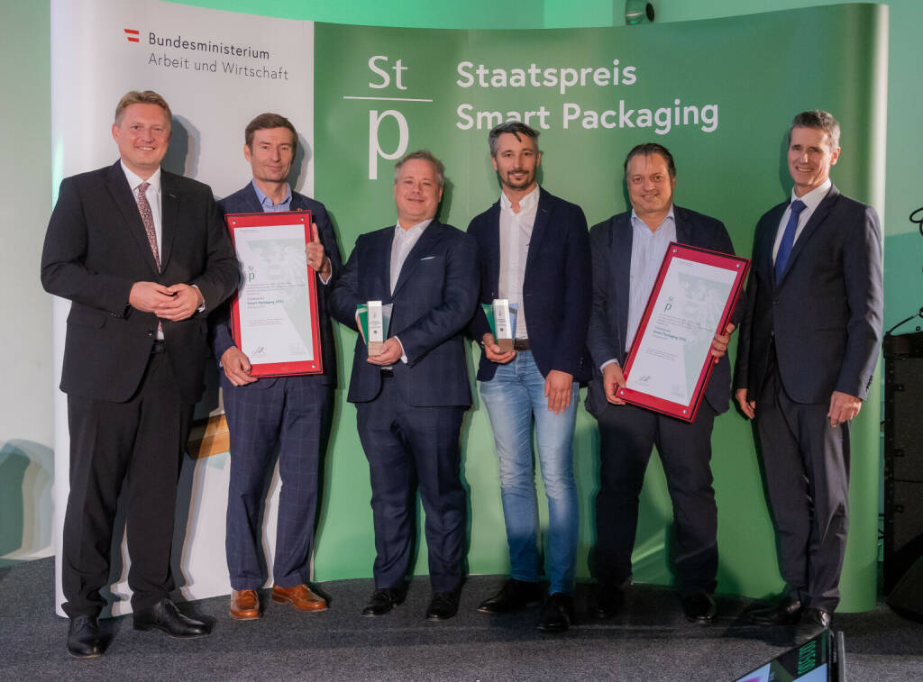 Vöslauer bekommt Staatspreis Smart Packaging 2022; Roland Weinert (Sektionschef BMWA), Herbert Schlossnikl (Vöslauer), Gernot Pichler (Vöslauer), Sebastian Rosenberger (ALPLA), Jörg Schwärzler (ALPLA), Christian Holzer (Sektionschef BMK) - v. li. n. re. Credit: Silveri Photography, © Aussendung (14.10.2022) 