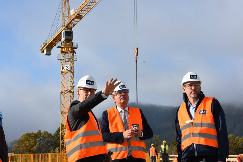 Der steirische Landeshauptmann Christopher Drexler warf heute in Leoben bei AT&S einen Blick in die digitale Zukunft und besuchte das in Fertigstellung befindliche Forschungszentrum. Im Bild:
Andreas Gerstenmayer, AT&S-CEO, Landeshauptmann Christopher Drexler, AT&S-CSO Peter Schneider (von links nach rechts), Copyright: AT&S, © Aussender (17.10.2022) 