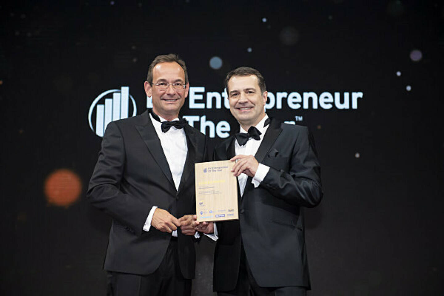 Schon zum zweiten Mal wurde Dr. Markus Knasmüller, Geschäftsführer der BMD Systemhaus GesmbH, der EY Entrepreneur Of The Year Award am 14. Oktober in der Wiener Hofburg überreicht. (V.l.n.r.) Erich Lehner; Managing Partner Markets, EY und Markus Knasmüller, Geschäftsführer BMD Systemhaus GesmbH © Point of View