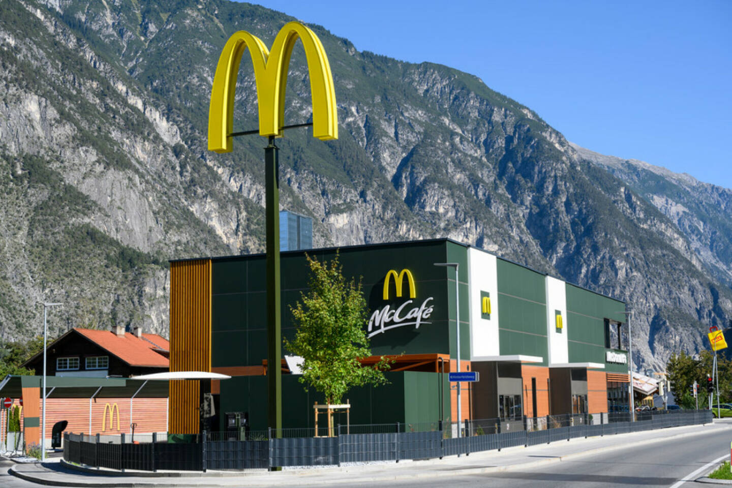 45 Jahre McDonald’s in Österreich: Das Unternehmen legt erstmals eine Wertschöpfungsstudie für Österreich vor. Mit einem Wertschöpfungseffekt von 608 Millionen Euro und einem Beschäftigungseffekt von 11.571 Arbeitsplätzen ist McDonald's mit seinen regionalen Franchisenehmer:innen ein starker Wirtschaftsfaktor und Jobmotor in Österreich.  Credit: McDonald’s Österreich