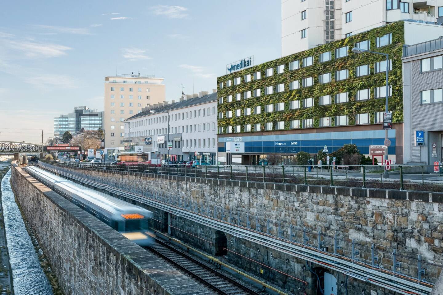 Das ehemalige BUWOG Kunden- und Verwaltungszentrum am Hietzinger Kai 131 präsentiert sich nach einer Sanierung und Fassadenneugestaltung in neuem Gewand.
Fotocredit: © BUWOG / comm.ag