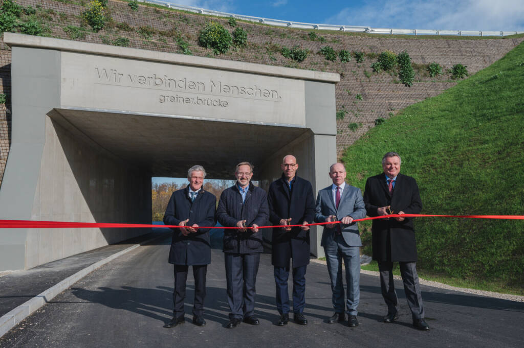 Greiner AG: Greiner-Brücke feierlich eröffnet. Die neue Brücke stärkt den Wirtschaftsstandort Kremsmünster und erhöht die Verkehrssicherheit in der Region. Die Gesamtkosten des Projektes betrugen rund fünf Millionen Euro. Nach Abzug von knapp einer Million Euro Erlös durch den Verkauf der alten Brücke an die ÖBB und einer Förderung von 1,2 Millionen Euro durch das Land Oberösterreich kamen die beiden Finanzierungspartner, nämlich die Gemeinde Kremsmünster und Greiner, zu gleichen Teilen für die Kosten von jeweils 1,45 Millionen Euro auf.im Bild v. l.: Bürgermeister Gerhard Obernberger, Hannes Moser, Finanzvorstand Greiner AG, Axel Kühner, Vorstandsvorsitzender Greiner AG, Landtagspräsident Max Hiegelsberger und Verkehrslandesrat Günther Steinkellner. Credit: Michaela Kraus, © Aussender (14.11.2022) 