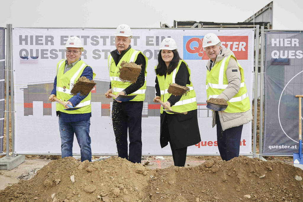 QUESTER: Feierlicher Spatenstich: QUESTER investiert in einen neuen Standort in Krems, Standortleiter Martin Kuchlbacher, Eduard Halmschlager von Halpin, Geschäftsführerin Barbara Bernsteiner und Stadtrat Günther Herz (v.l.n.r.); Fotocredit: Martin Hörmandiger, © Aussender (14.11.2022) 