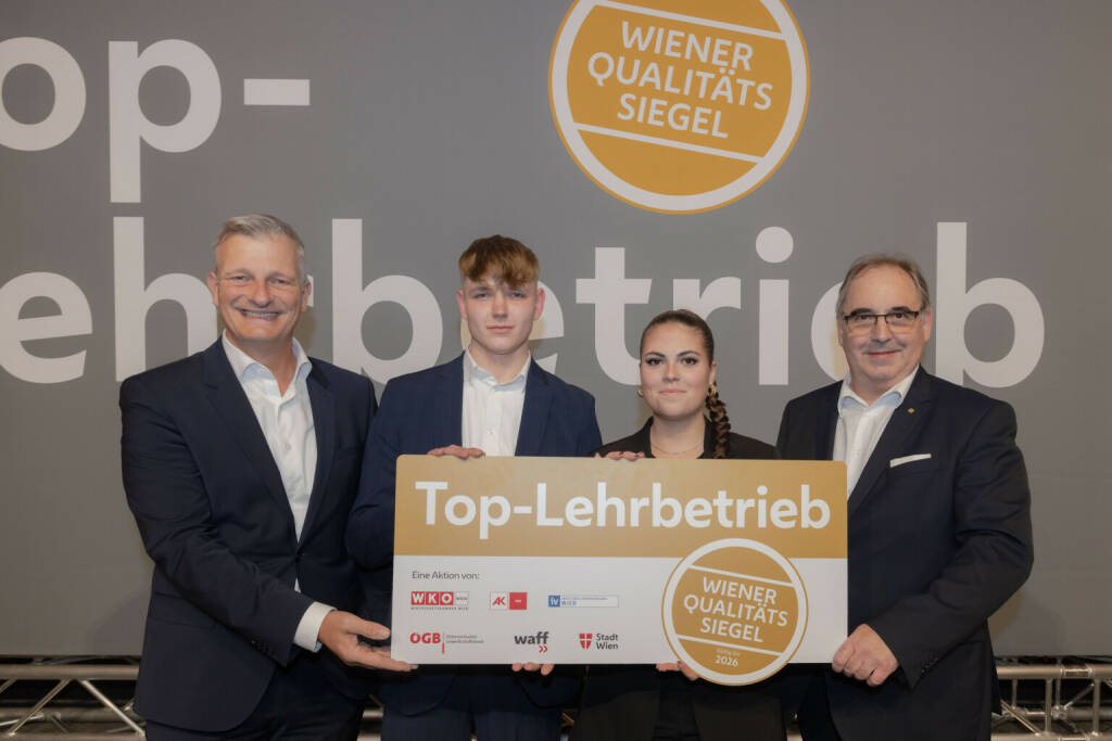 Wiener Städtische ist erneut „Top-Lehrbetrieb“ in Wien, v.l.n.r.: Gerhard Hopfgartner, Landesdirektor der Wiener Städtischen in Wien, die Lehrlinge Daniel Wittmann und Nathalie Jakim und Herbert Salzer, Lehrlingsbeauftragter der Landesdirektion Wien, Credit: Wiener Städtische, © Aussendung (18.11.2022)
