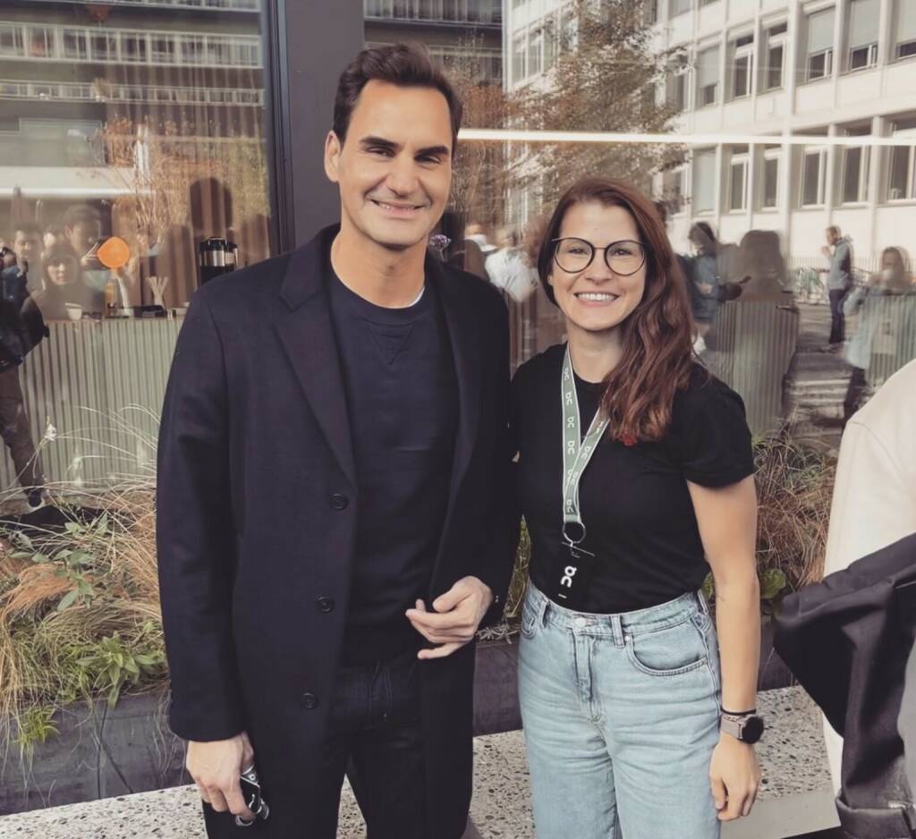 Roger Federer Corinna Choun
cory_cocoo
A Photo with Roger ☑️ 
Echt etwas ganz besonderes & ich fühle mich sehr geehrt 🥹
Ein Sportler der Sonderklasse auch für nicht Tennis Fanatiker (wie ich (k)einer bin 😏aber psst muss er ja nicht wissen 😂) 
▪️
#sports #tennis #onrunning #on #rogerfederer #switzerland #athlete #run #running #motivation (20.11.2022) 