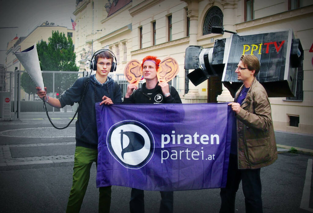 Piraten überwachen die Überwacher: Bernhard Hayden (Netzpolitik-Sprecher und auf Bundeslistenplatz 4 jüngster Nationalratskandidat Österreichs), Andreas Czák (Spitzenkandidat Wien), Michael Stelzmüller
Bildrechte/Lizenz: Gemeinfrei – https://creativecommons.org/publicdomain/zero/1.0/deed.de (29.08.2013) 