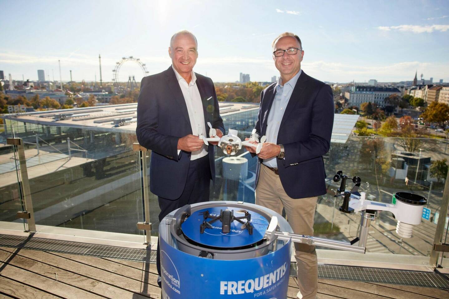 ÖBB und FREQUENTIS arbeiten gemeinsam an hangarbasierten Drohneneinsätzen: Norbert Haslacher, Frequentis; Johann Pluy, ÖBB
copyright: © ÖBB