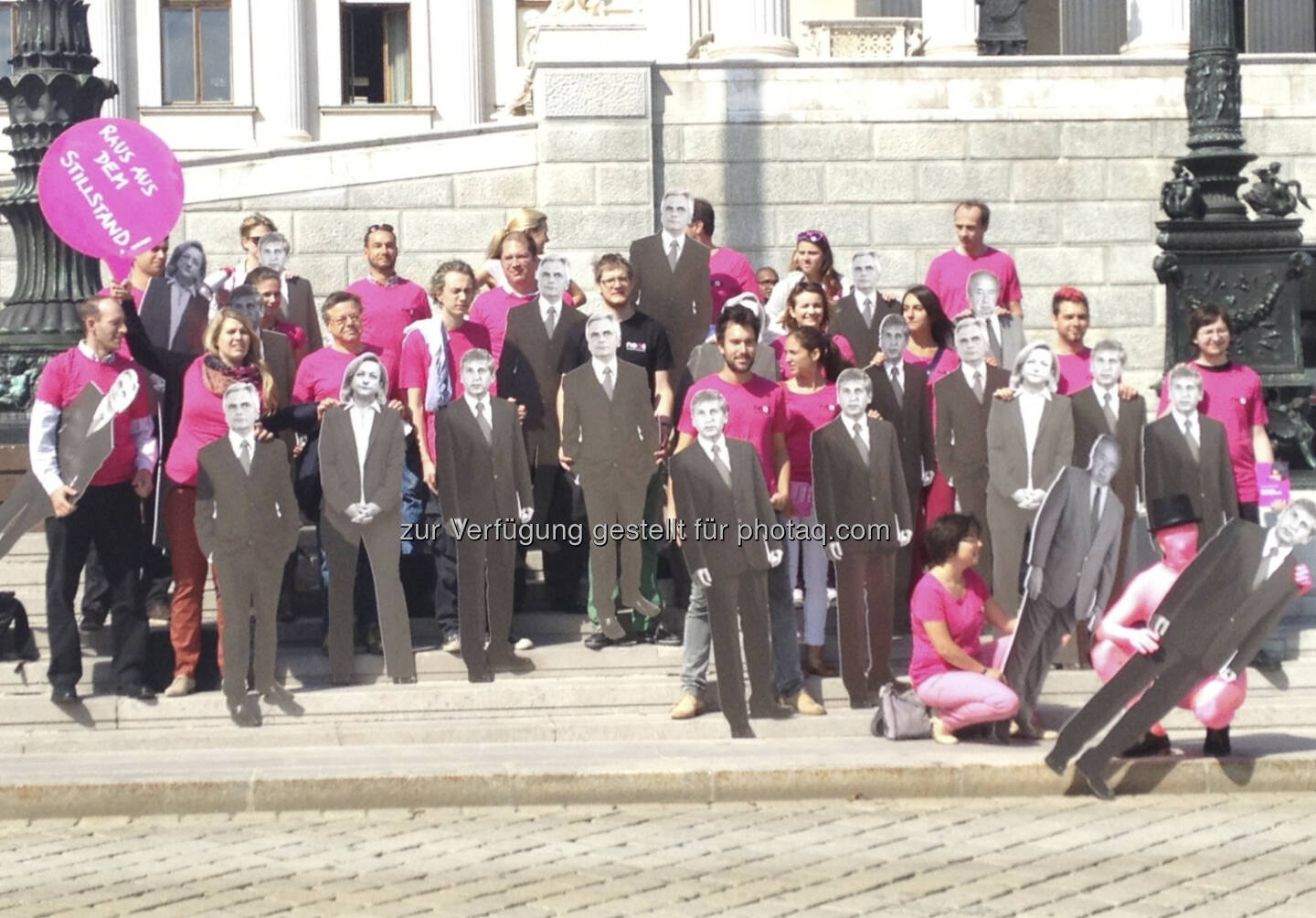 Neos vor dem Parlament