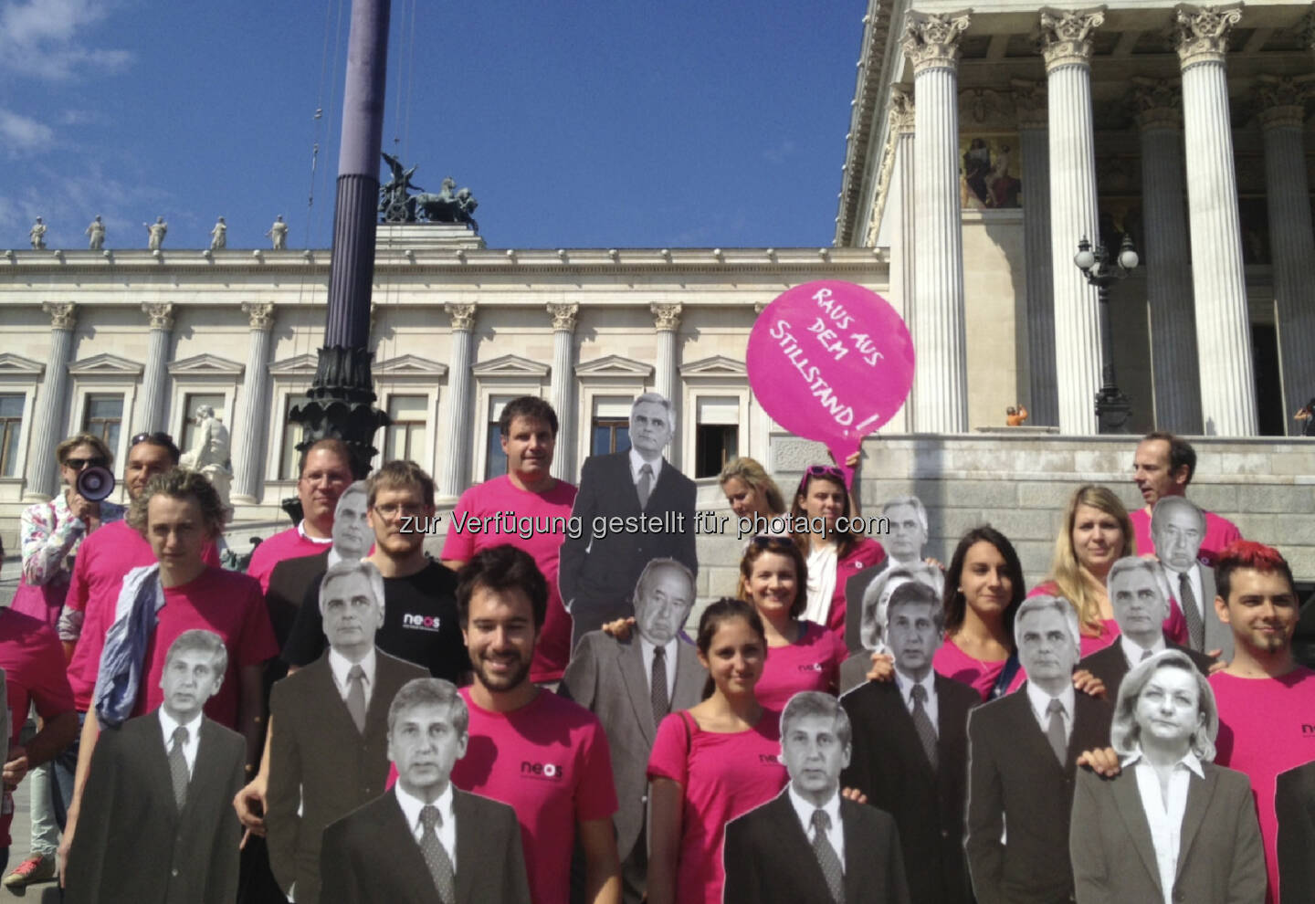 Neos vor dem Parlament