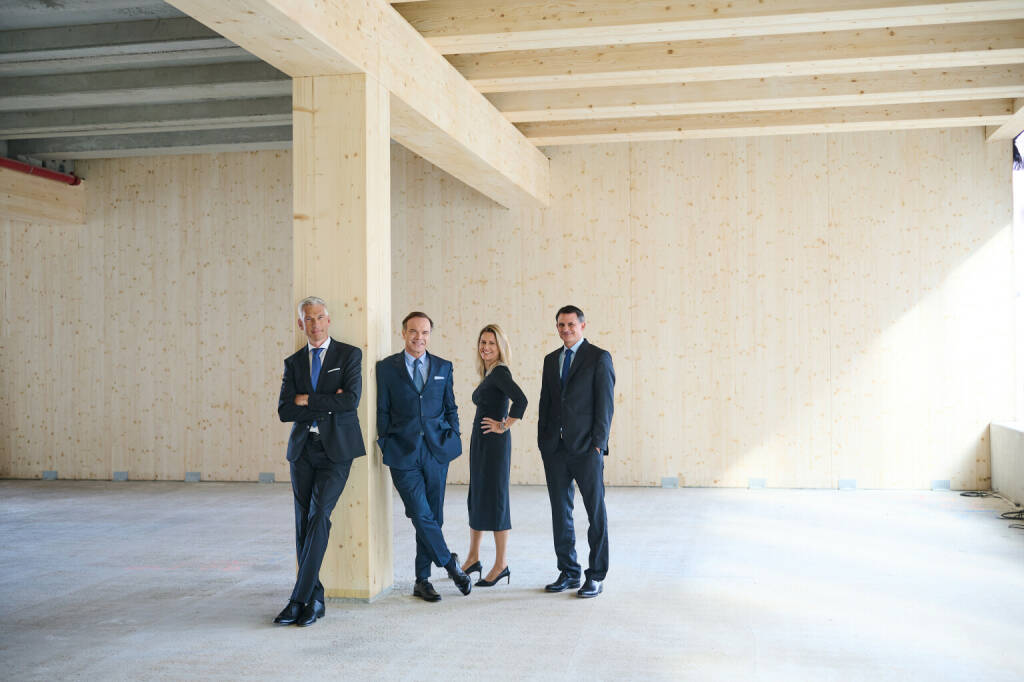 UBM Development baut auf Holz: UBM Vorstand: Martin Löcker, COO Thomas Winkler, CEO Martina Maly-Gärtner, COO Patric Thate, CFO; Credit: Philipp Horak, © Aussender (24.11.2022) 