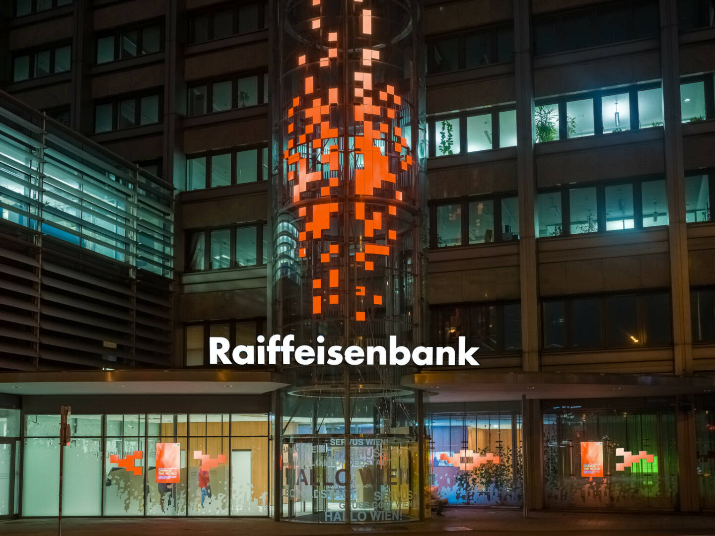 Raiffeisen-Holding NÖ-Wien: Gemeinsam gegen Gewalt an Frauen: Raiffeisen NÖ-Wien setzt oranges Zeichen, Von 25. November bis 10. Dezember leuchtet der Glasturm des Regionalzentrums Leopoldstadt morgens und abends orange.Credit:MXR