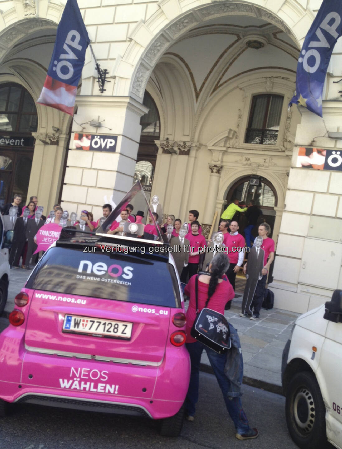 Neos vor der ÖVP-Zentrale