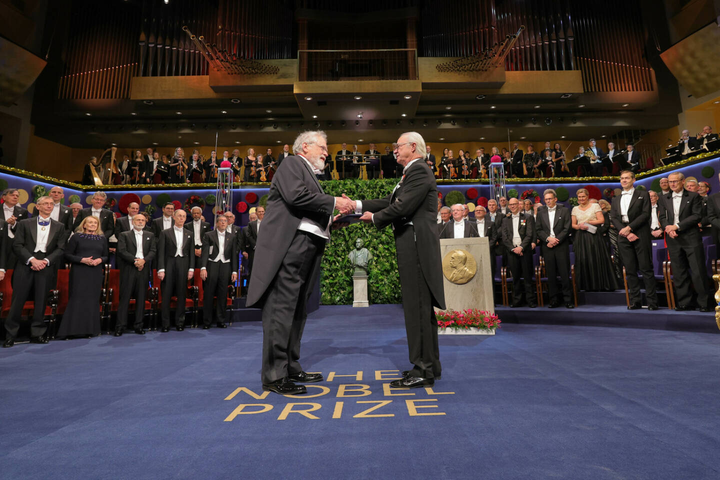 Österreichische Akademie der Wissenschaften: Überreichung des Nobelpreises durch den schwedischen König Carl XVI. Gustaf an Anton Zeilinger, Quantenphysiker an der Österreichischen Akademie der Wissenschaften und der Universität Wien. Fotocredit:ÖAW/Uni Wien/Hinterramskogler