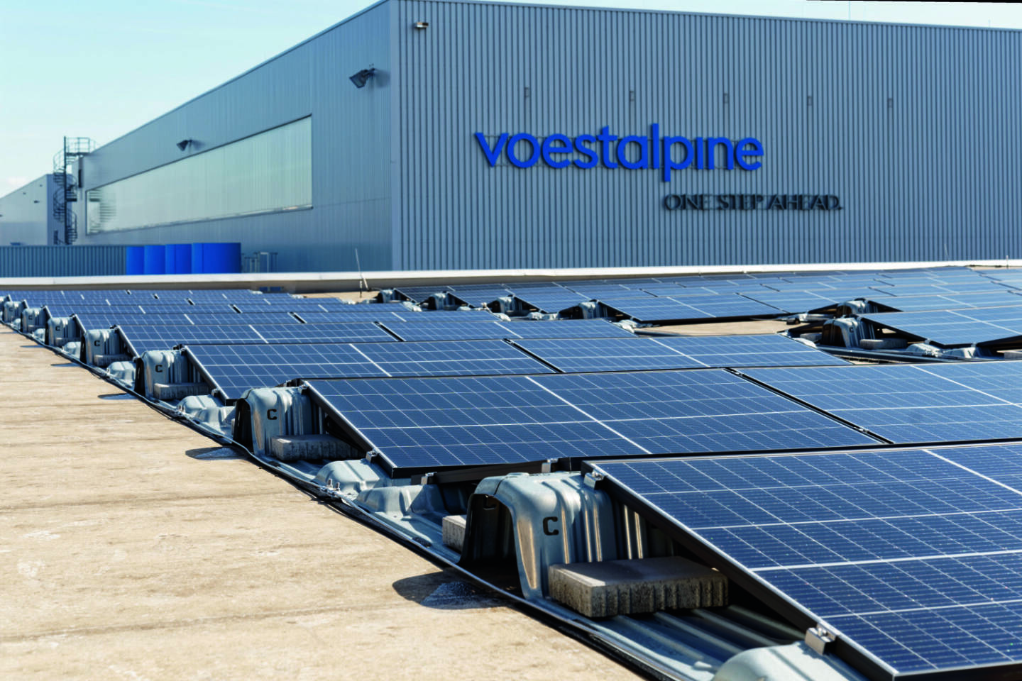 Als Anbieter von hochqualitativen Stahlkomponenten und -systemen für Unterkonstruktionen von Photovoltaik-Anlagen profitiert die Metal Forming Division des voestalpine-Konzerns von der aktuell hohen Nachfrage aus der Solarindustrie. Credit: voestalpine