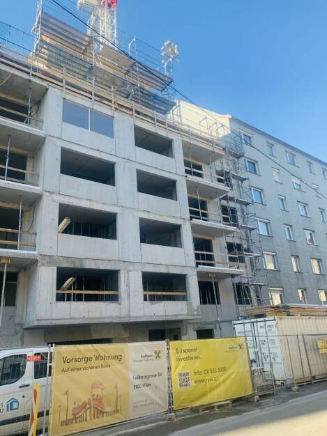 Raiffeisen Vorsorge Wohnung GmbH: Raiffeisen Vorsorge Wohnung: Dachgleiche in Wien-Favoriten, Straßenansicht Leibnizgasse 64, 1100 Wien; Credit: RVW (13.12.2022) 