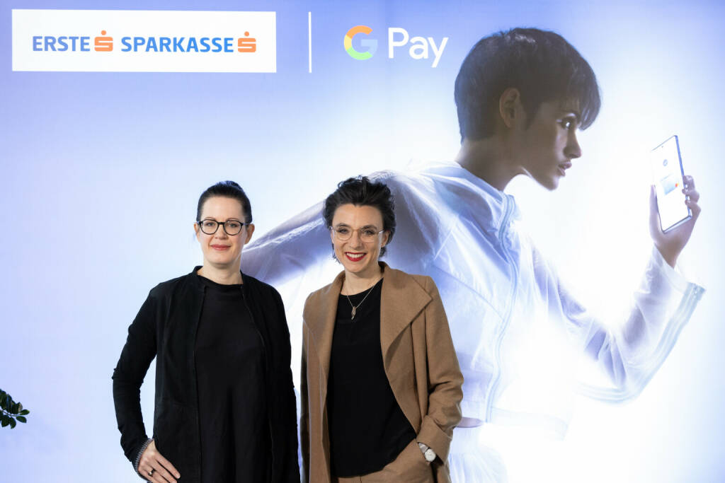 Erste Bank führt Google Pay ein, im Bild v.li, Gerda Holzinger-Burgstaller (CEO Erste Bank Oesterreich), Christine Antlanger-Winter (Country Director Google Austria) ©Erste Bank und Sparkassen/Marlena König, © Aussender (14.12.2022) 