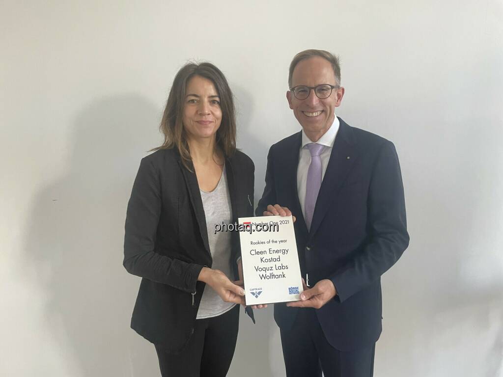 Number One Awards 2021 - Rookie of the year Wolftank, Christine Petzwinkler (Börse Social Network),, Peter Werth (Wolftank), © photaq (16.12.2022) 