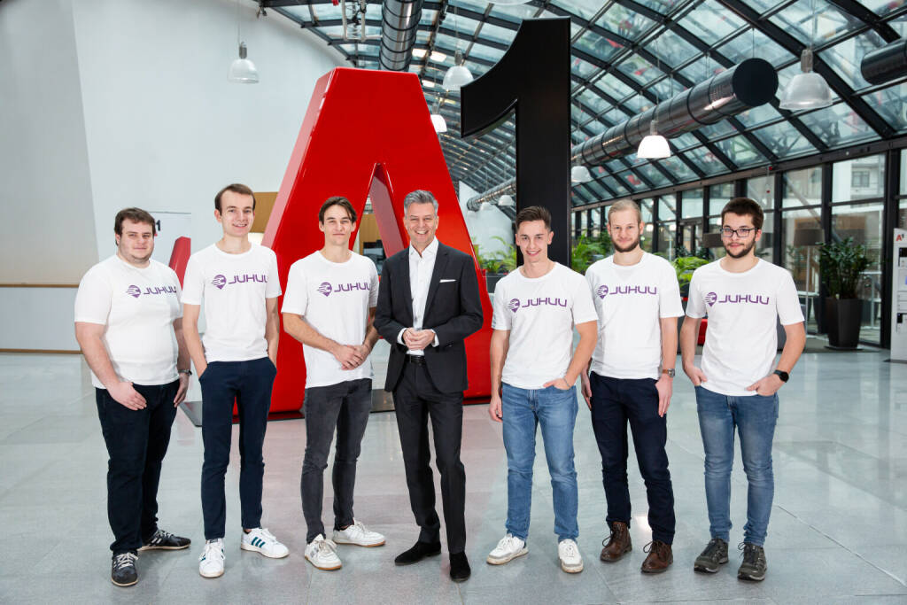 Mit JUHUU, dem Ökosystem für innovative Apps, begrüßt A1 ein neues Unternehmen am Start-up Campus, im Bild: A1 Group-CEO Thomas Arnoldner, Team JUHUU; Credit: A1 (12.01.2023) 