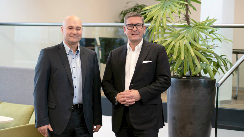 POLYTEC GROUP und FlyNow Aviation geben ihre Partnerschaft zur Förderung der urbanen Luftmobilität bekannt; im Bild: Jürgen Greil, CEO/CTO FlyNow Aviation GmbH (links); Peter Bernscher, CCO POLYTEC Holding AG (rechts); Foto: Polytec, FlyNow Aviation, © Aussendung (13.01.2023)