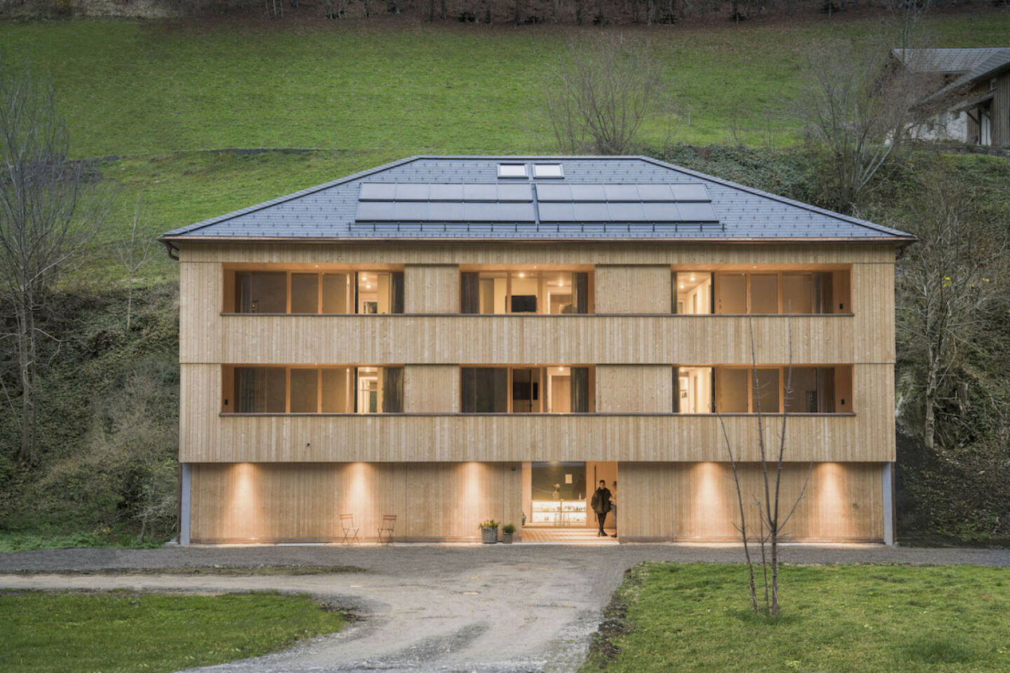 Gastgeberin Marion Kaufmann öffnet diesen Winter die Türen zu Ihren hochwertigen Apartments in Mellau. Die Apartments mit einer Größe von 30qm bis 74qm wurden aus Naturmaterialien der Region, Allergiker-freundlich eingerichtet. Aussenansicht freiraum Apartments ©Albrecht Imanuel Schnabel