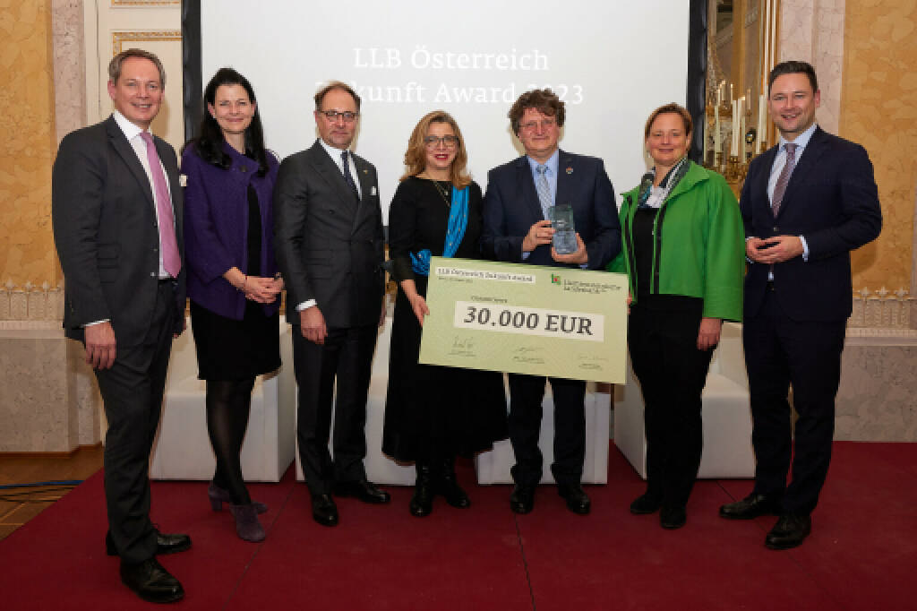 Liechtensteinische Landesbank (Österreich) AG lanciert den LLB Österreich Zukunft Award: Im Rahmen einer feierlichen Veranstaltung mit zahlreichen Gästen wurde Johannes Lindner, Gründer der Initiative for Teaching Entrepreneurship, IFTE, als erster Preisträger ausgezeichnet. v.l.n.r.: Robert Löw, Vorstandsvorsitzender, LLB Österreich; Natalie Flatz, Aufsichtsratsvorsitzende, LLB Österreich; Markus Bürger, Generalsekretär, Österreichischer Rat für Nachhaltige Entwicklung; Selma Prodanovic, Jurypräsidentin, Gründerin, Brainswork und 1 MillionStartups; Preisträger Johannes Lindner, Gründer IFTE; Iris Ortner, Geschäftsführerin, IGO Industries; Dejan Jovicevic, Geschäftsführer und Chefredakteur, Der Brutkasten; Credit: Outline Pictures, © Aussendung (19.01.2023)