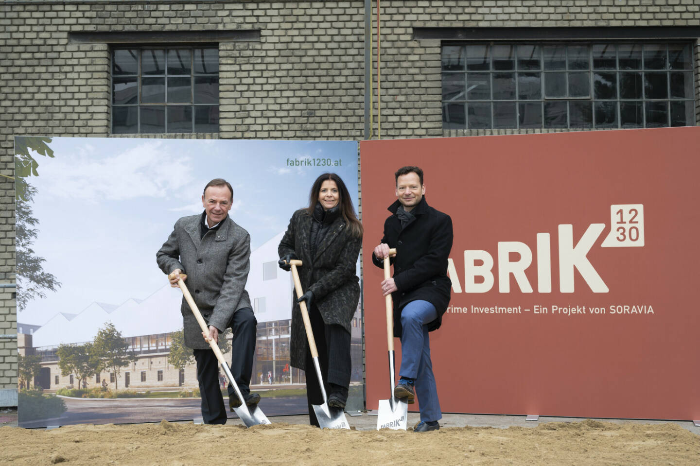 IFA Institut für Anlageberatung AG: Fabrik1230: SORAVIA und IFA schaffen ein neues Grätzlzentrum in Wien-Atzgersdorf, Spatenstich für Fabrik1230 in Atzgersdorf: v.l.n.r: Gerald Bischof (Bezirksvorsteher Liesing), Sandra Derradji-Eder (Projektleiterin SORAVIA), Mag. Michael Meidlinger (CFO IFA AG) © keinrath.com