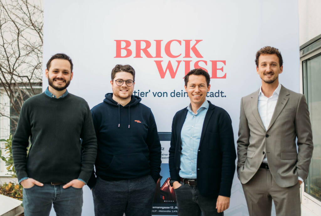 Brickwise Investment GmbH: Ende des Jahres waren bereits neun Wohn- und Gewerbeimmobilien aus Österreich auf der Plattform gelistet. Insgesamt wurden mehr als 23.000 digitalisierte Anteile mit einem Gesamttransaktionswert von 5,5 Millionen Euro ge- und verkauft. Die Zahl der registrierten User:innen stieg in den ersten zwölf Monaten auf über 20.000 an., Gründerteam von Brickwise - v. li.: Marco Neumayer, Valentin Perkonigg, Michael Murg, Klaus Pateter; Credit: Vicky Posch (27.01.2023) 