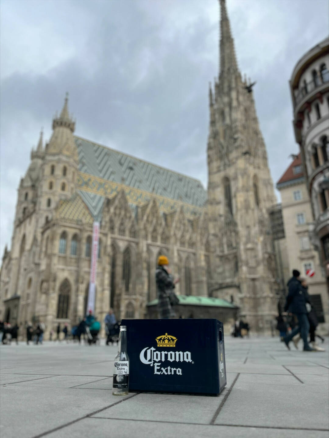 Seit Jänner 2023 wird Corona-Bier in Österreich nur mehr in Pfandflaschen ausgeliefert. Credit: AB InBev Österreich